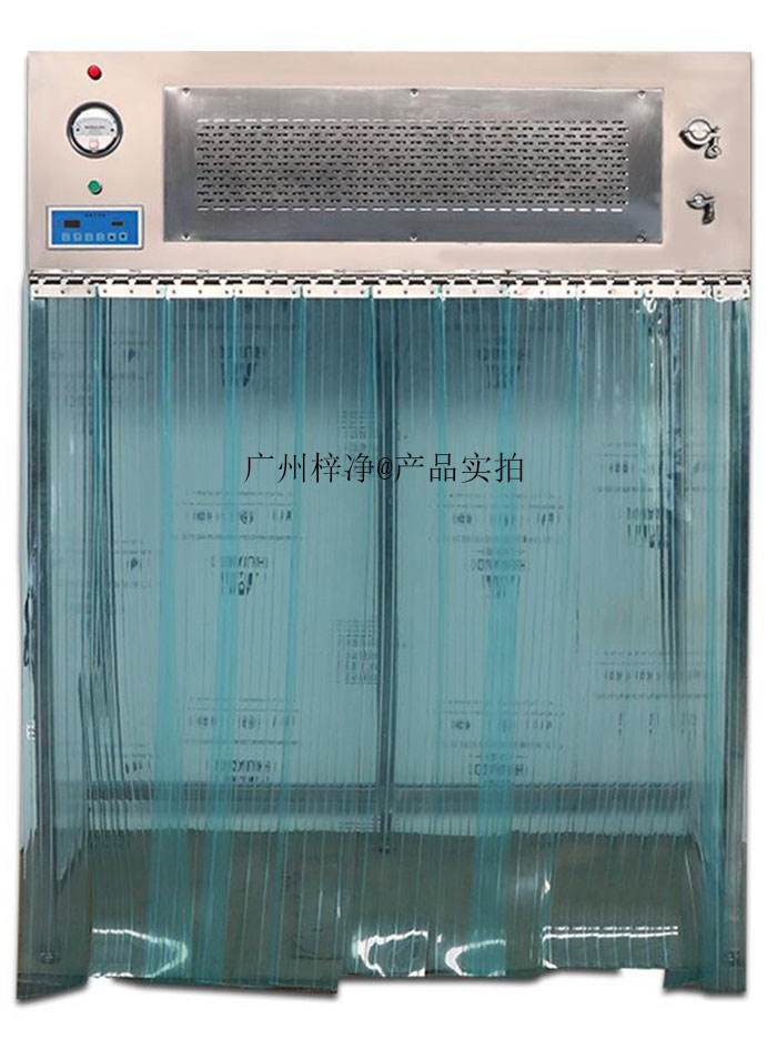 百級潔凈層流罩是以一定風(fēng)速經(jīng)過初效過濾器、高效過濾器兩級過濾后,形成垂直層流,創(chuàng)造局部高潔凈度環(huán)境的裝置,可使局部工作環(huán)境達(dá)到百級。 百級潔凈層流罩是以一定風(fēng)速經(jīng)過初效過濾器、高效過濾器兩級過濾后,形成垂直層流,創(chuàng)造局部高潔凈度環(huán)境的裝置,可使局部工作環(huán)境達(dá)到百級。